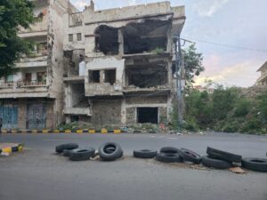 Read more about the article Dodging snipers, housing crisis forces Yemenis to live on front line