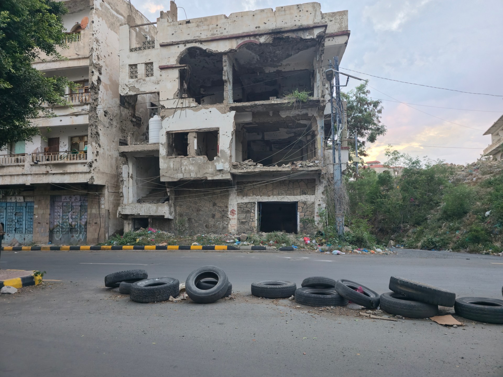 You are currently viewing Dodging snipers, housing crisis forces Yemenis to live on front line