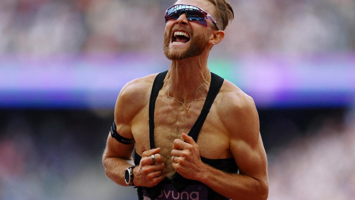 Read more about the article Josh Kerr of Britain breaks the men”s mile world record that stood since 1999