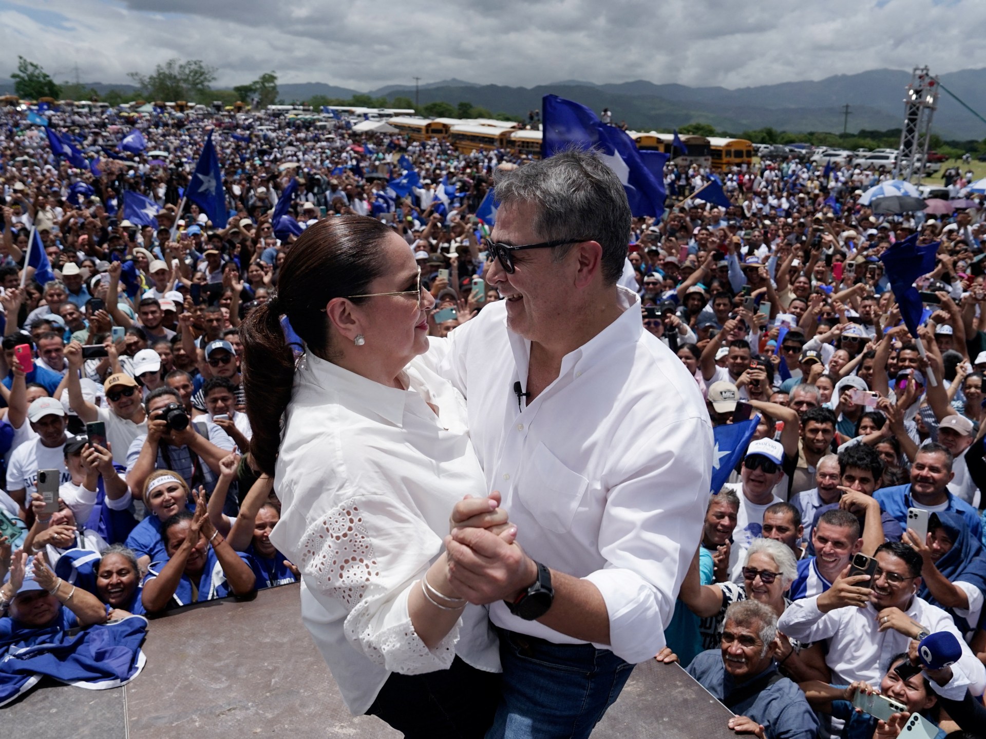 You are currently viewing Honduras’s Hernandez returns home after Trump pardon: How it happened