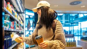 Read more about the article Flight dehydration and bloating tips from health nutrition experts