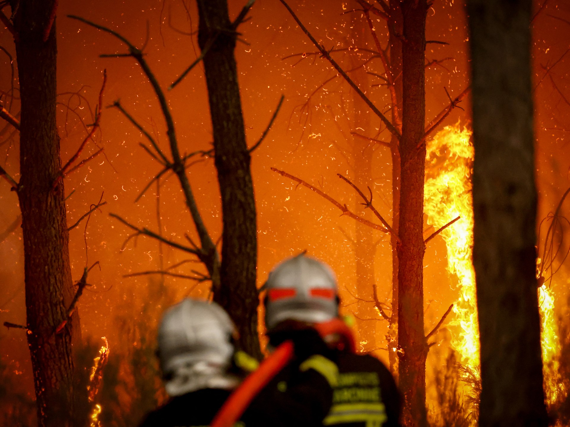 You are currently viewing Macron calls crisis meeting of French cabinet as blaze approaches Bordeaux