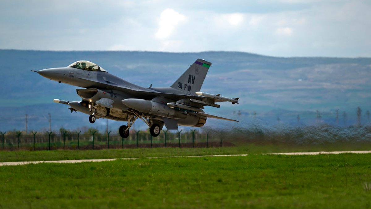 Read more about the article Romanian jet fighter shoots down suspected Russian drone