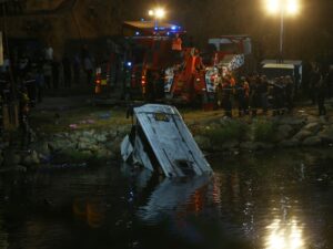 Read more about the article Algerian bus plunges into ravine killing at least 27