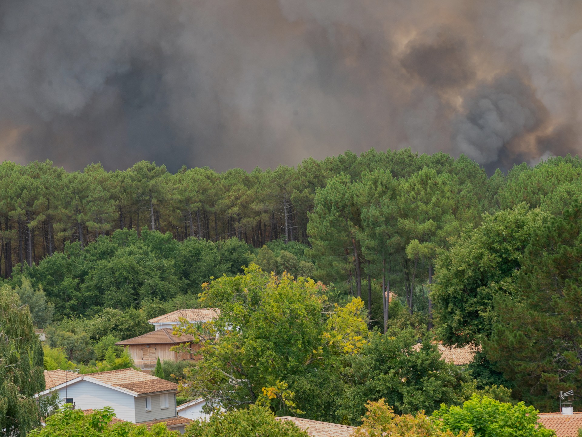 Read more about the article France wildfires force evacuation of over 20,000 people from tourist town