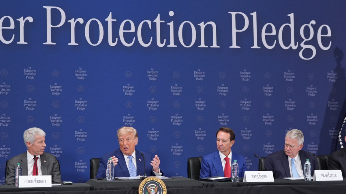 You are currently viewing Trump expands voluntary pledge to blunt AI-driven utility bill surges