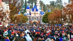 Read more about the article Disneyland abruptly closes restrooms and restaurants amid water outage