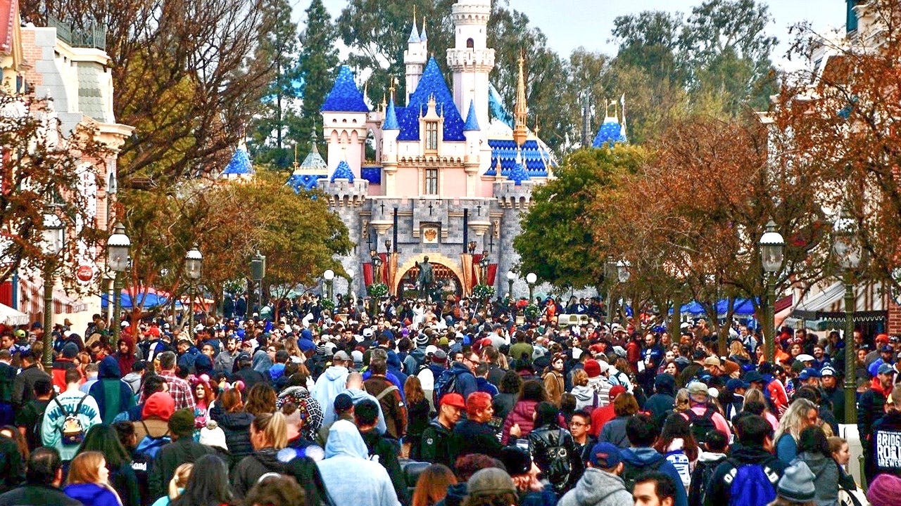 You are currently viewing Disneyland abruptly closes restrooms and restaurants amid water outage