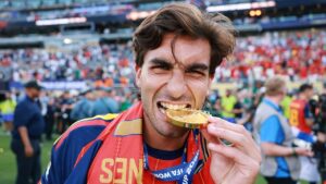 Read more about the article Ferran Torres wears ‘Make Spain Great Again’ hat at World Cup parade