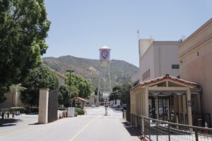 Read more about the article What to know about the landmark Warner Bros. Discovery sale