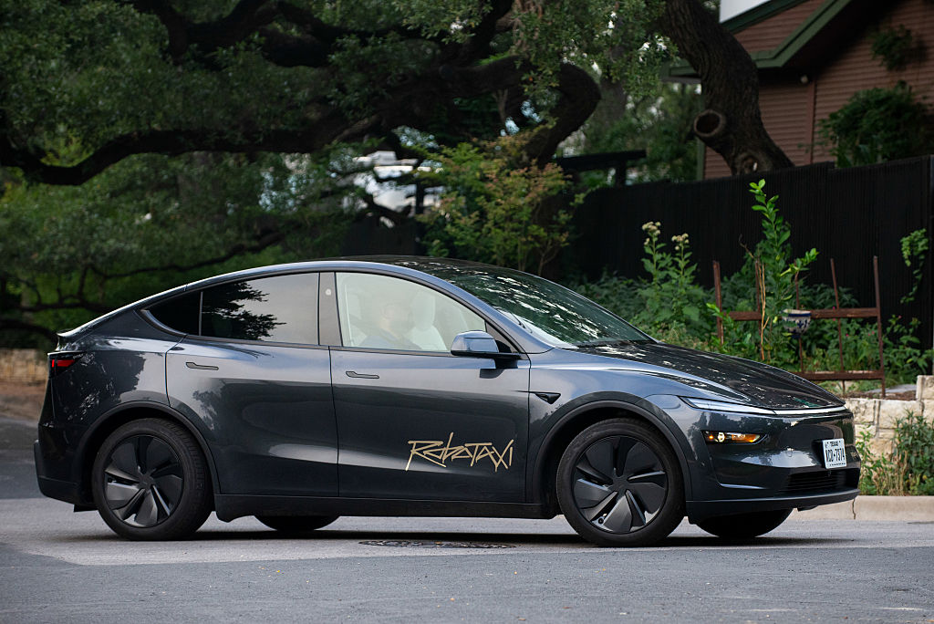 Read more about the article Tesla’s robotaxis are moving in reverse