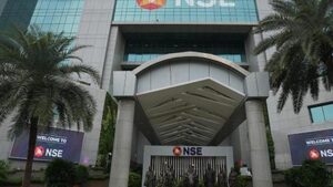 Read more about the article Stock markets tumble in early trade dragged by HDFC Bank, spike in crude oil prices