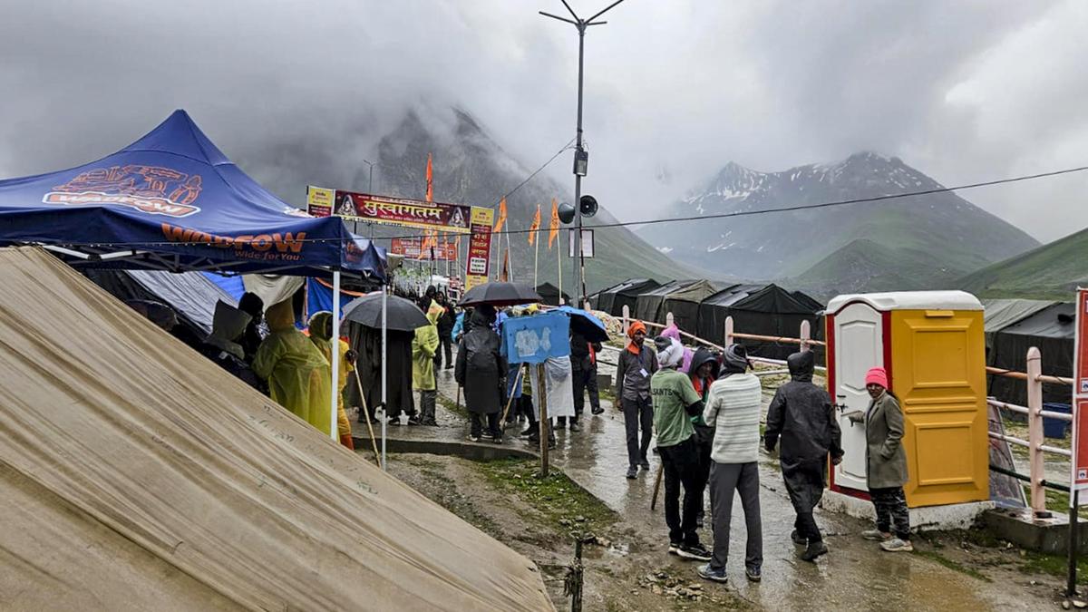 Read more about the article Chardham Yatra temporarily halted owing to heavy rains in Uttarakhand