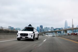 Read more about the article Waymo robotaxis are starting to return to freeways