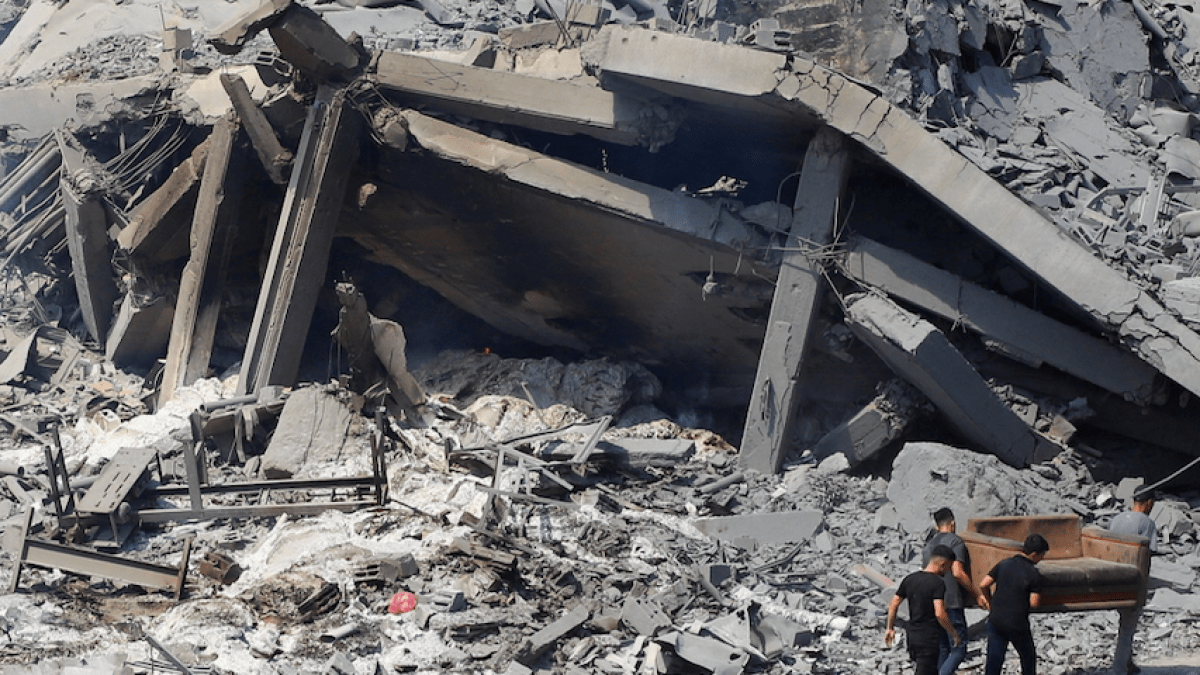 Read more about the article Trump announces Hamas to disarm paving way for Israel to withdraw from Gaza | Donald Trump