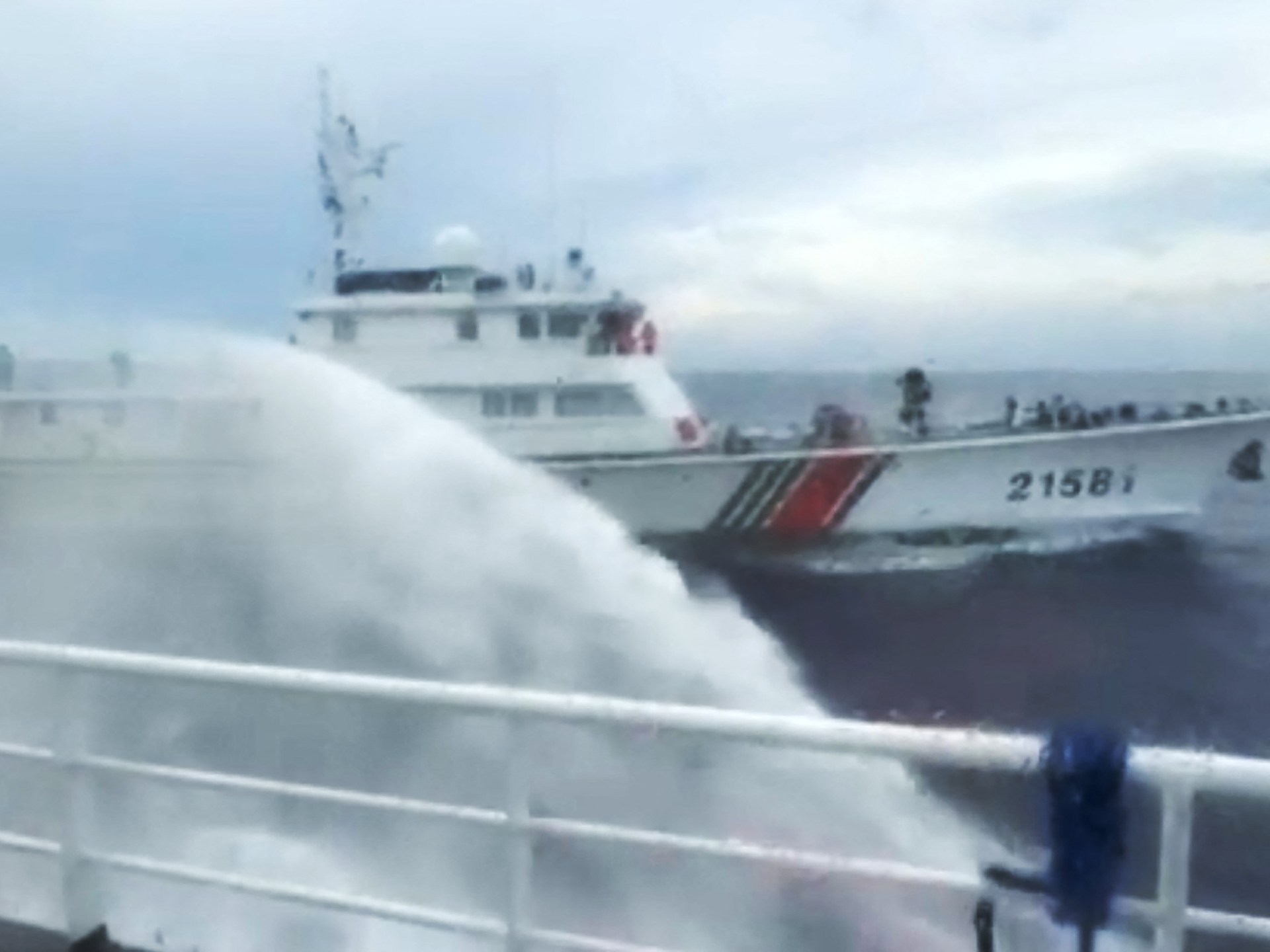 You are currently viewing Philippines accuses China of using water cannon on vessels for second day