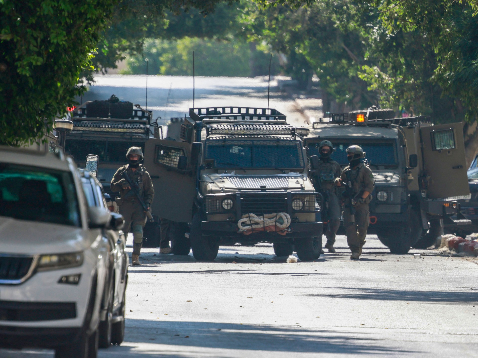 You are currently viewing Israel arrests dozens of Palestinians in West Bank amid settler attacks