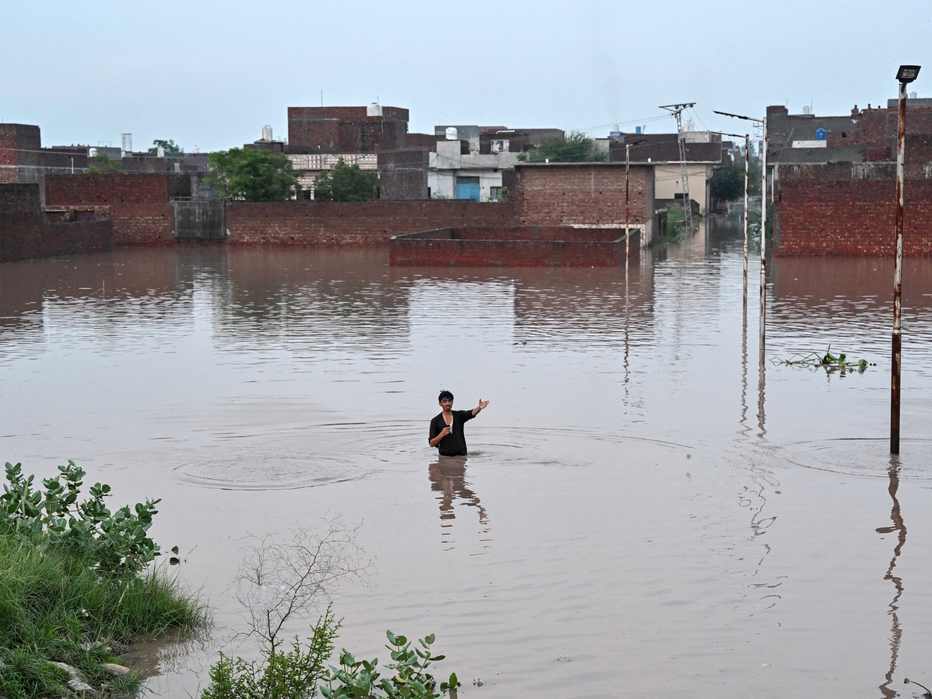 You are currently viewing Death toll from Pakistan monsoon rains, floods tops 100
