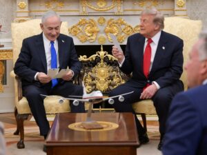 Read more about the article Iran attacks US bases in Middle East as Trump meets Netanyahu