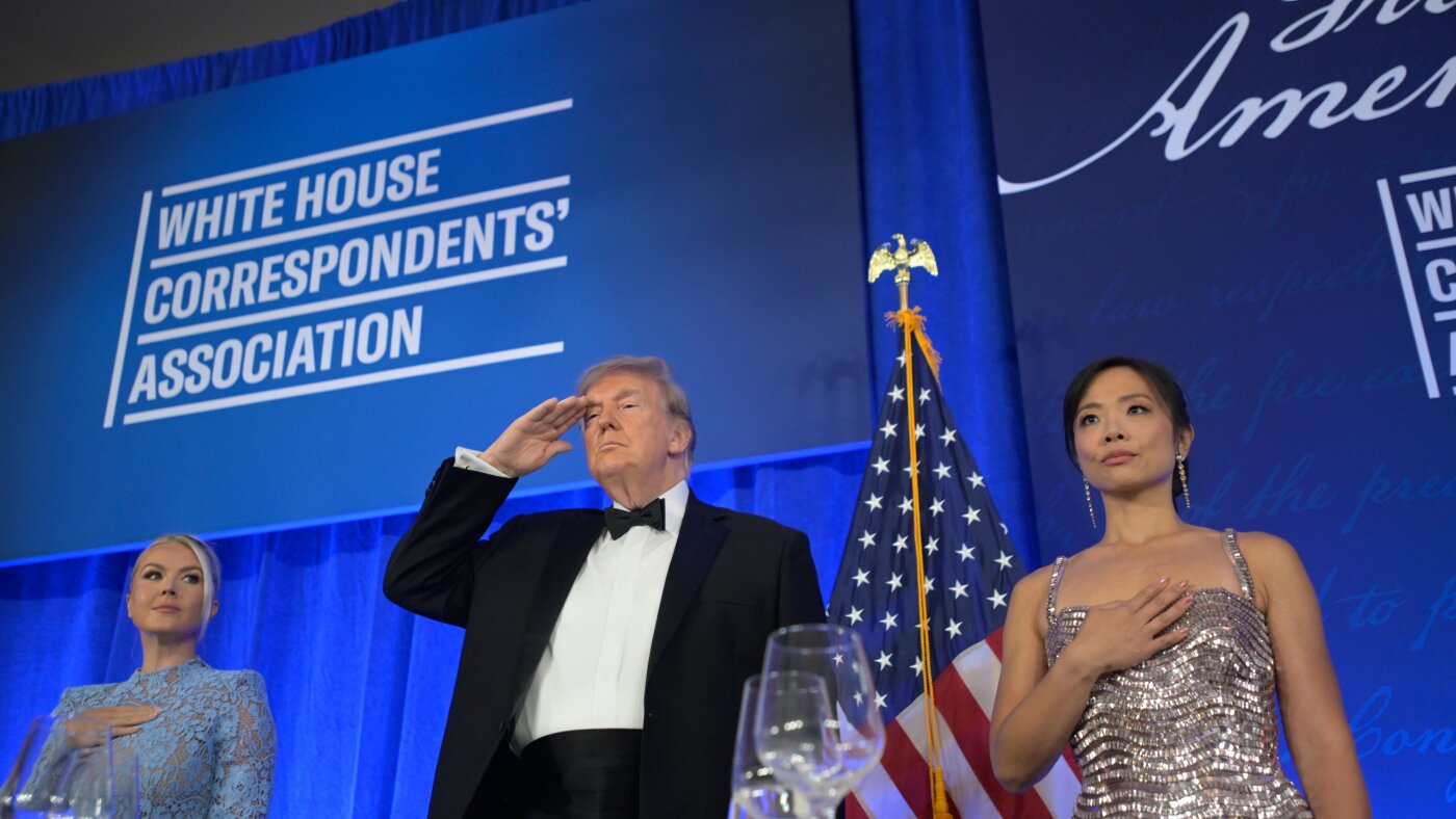 Read more about the article Trump returns to correspondents’ dinner 3 months after shooting : NPR