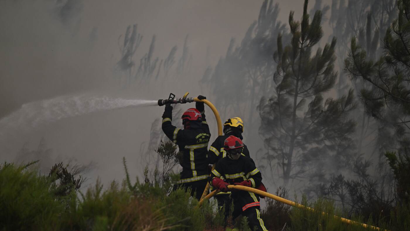 You are currently viewing France and Spain fires force more than 200,000 to flee homes : NPR