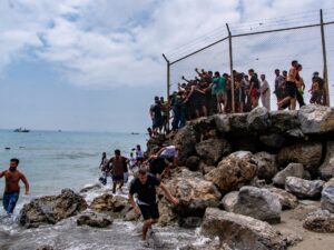 Read more about the article Spain’s enclave Ceuta raises alarm as thousands cross border from Morocco