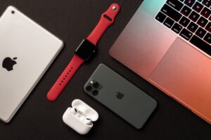 Read more about the article Apple stockpiles inventory as it braces for ‘significant supply constraints’