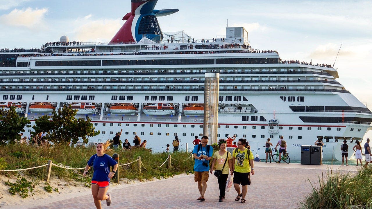 Read more about the article Carnival Cruise passenger uses fork to scratch foot, sparking outrage about hygiene