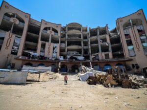 Read more about the article Students and staff work to bring Islamic University of Gaza back to life