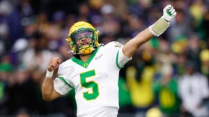 Read more about the article Oregon Ducks tight end reveals unique (and smelly) way quarterback Dante Moore bonds with teammates