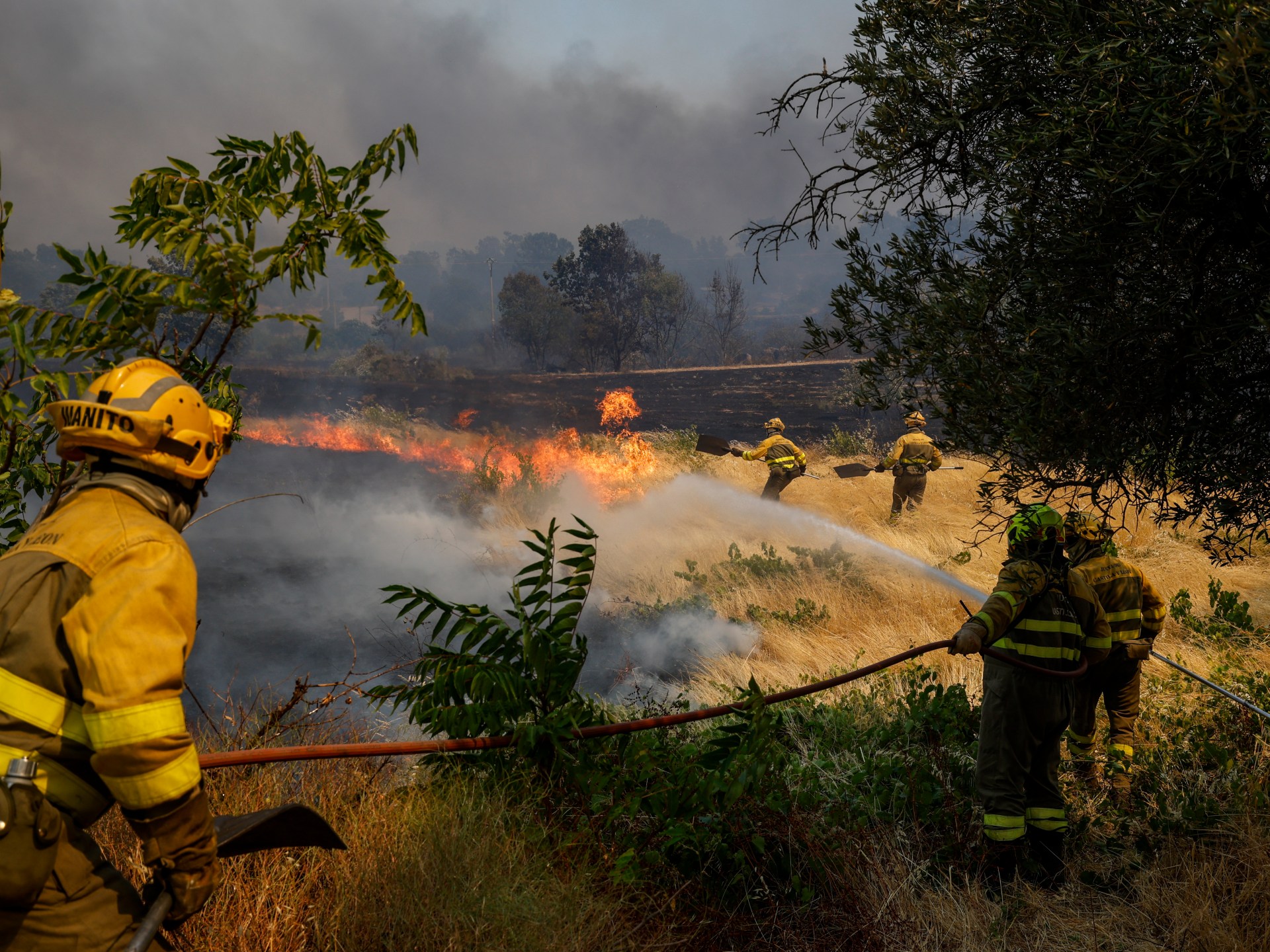 Read more about the article Spanish police accuse tractor driver of sparking wildfire as blazes spread