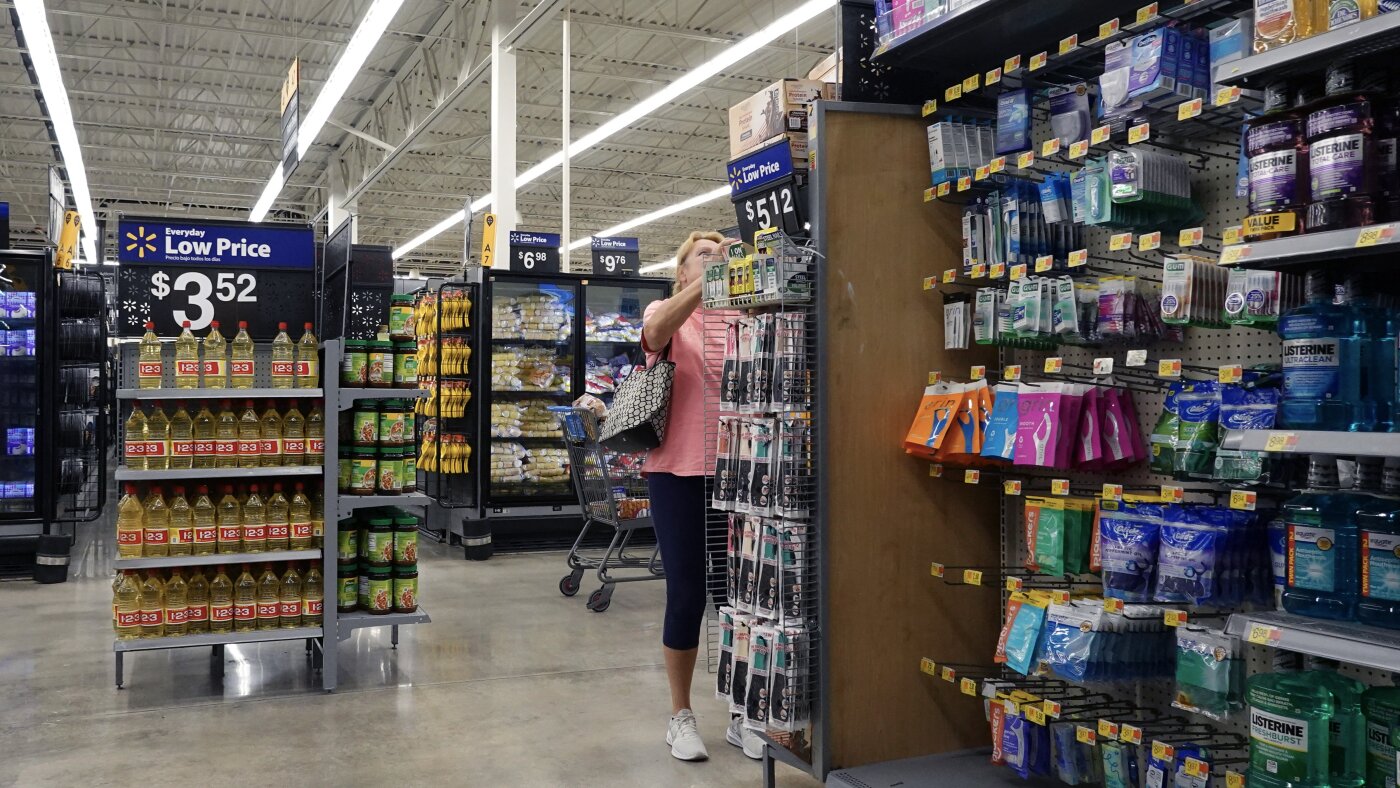 You are currently viewing The economy slowed a bit — but Americans continued to spend : NPR