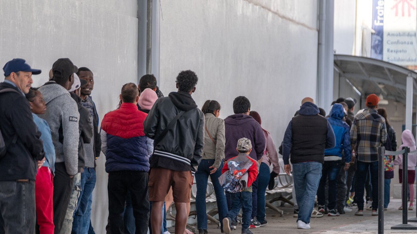 You are currently viewing U.S. asylum approvals hit two-decade low under Trump changes : NPR