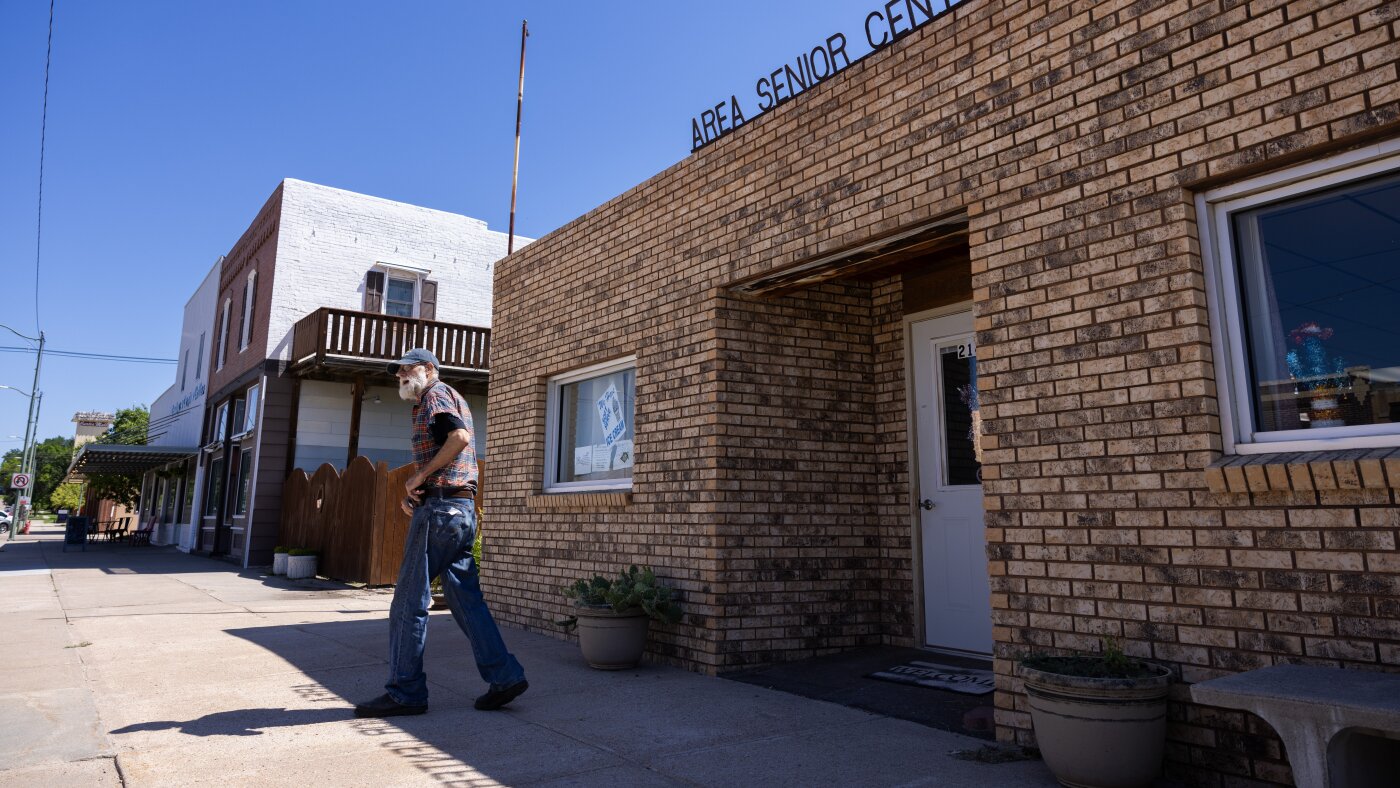 You are currently viewing On Aug. 1, the first Americans lose Medicaid under Trump’s work rules : NPR