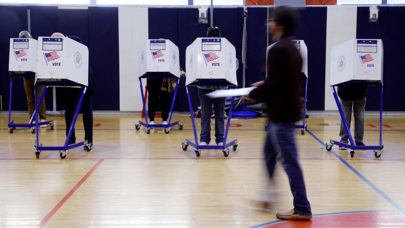 You are currently viewing New road map for Democrats says working class voters key to future : NPR