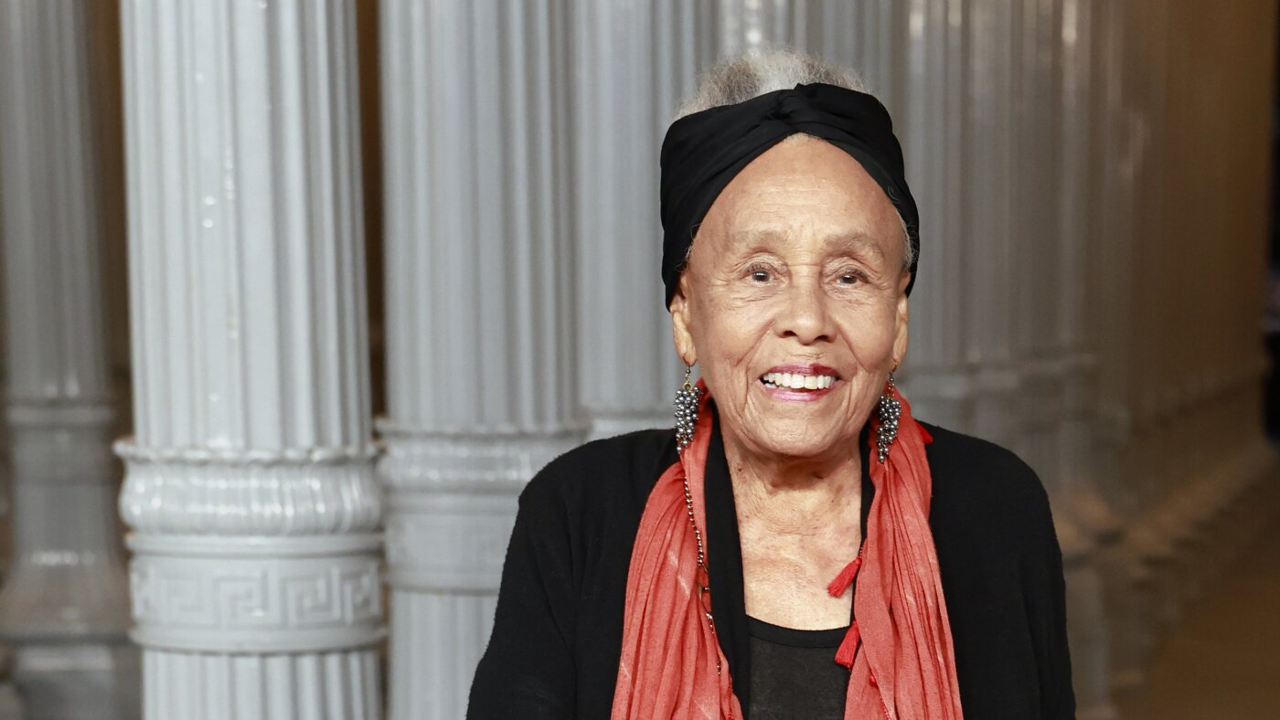 You are currently viewing Artist Betye Saar has died at 99. She repurposed objects to reclaim identity : NPR