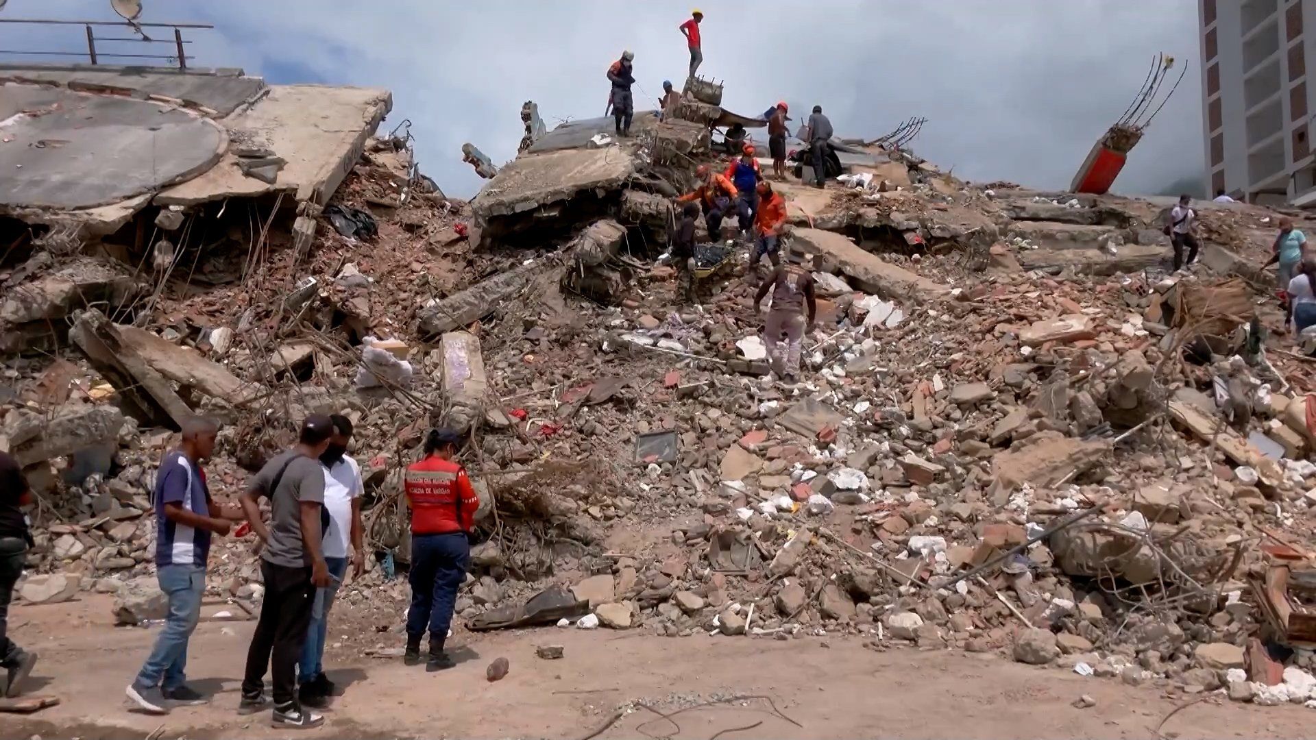 Read more about the article Desperate families search rubble weeks after Venezuela earthquakes | Earthquakes