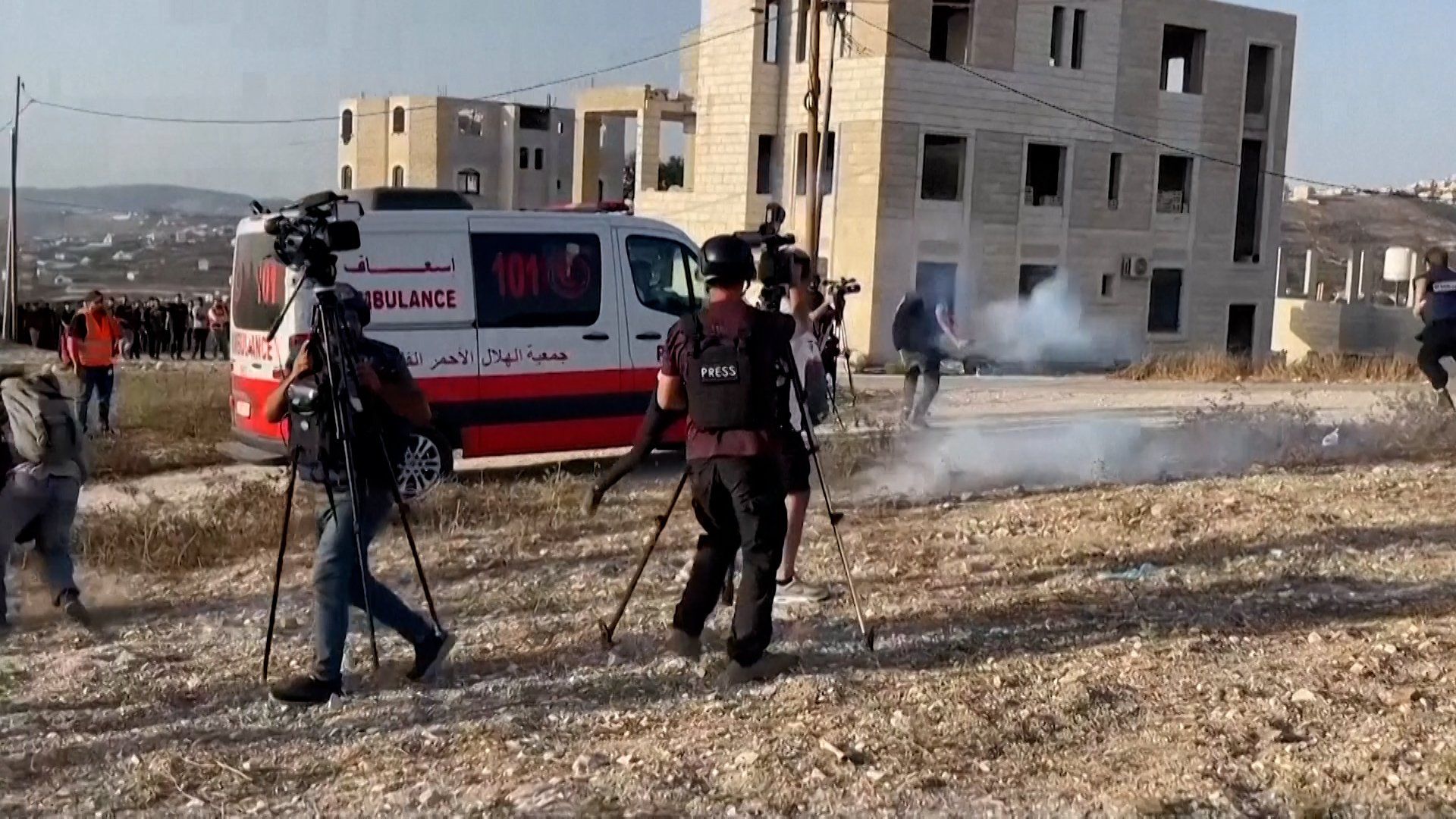 You are currently viewing Israeli forces tear gas journalists reporting Nablus shootout | Newsfeed