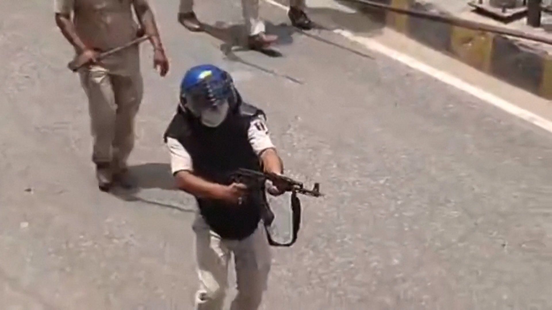 You are currently viewing India suspends police officer for firing AK-47 at student protesters | Education