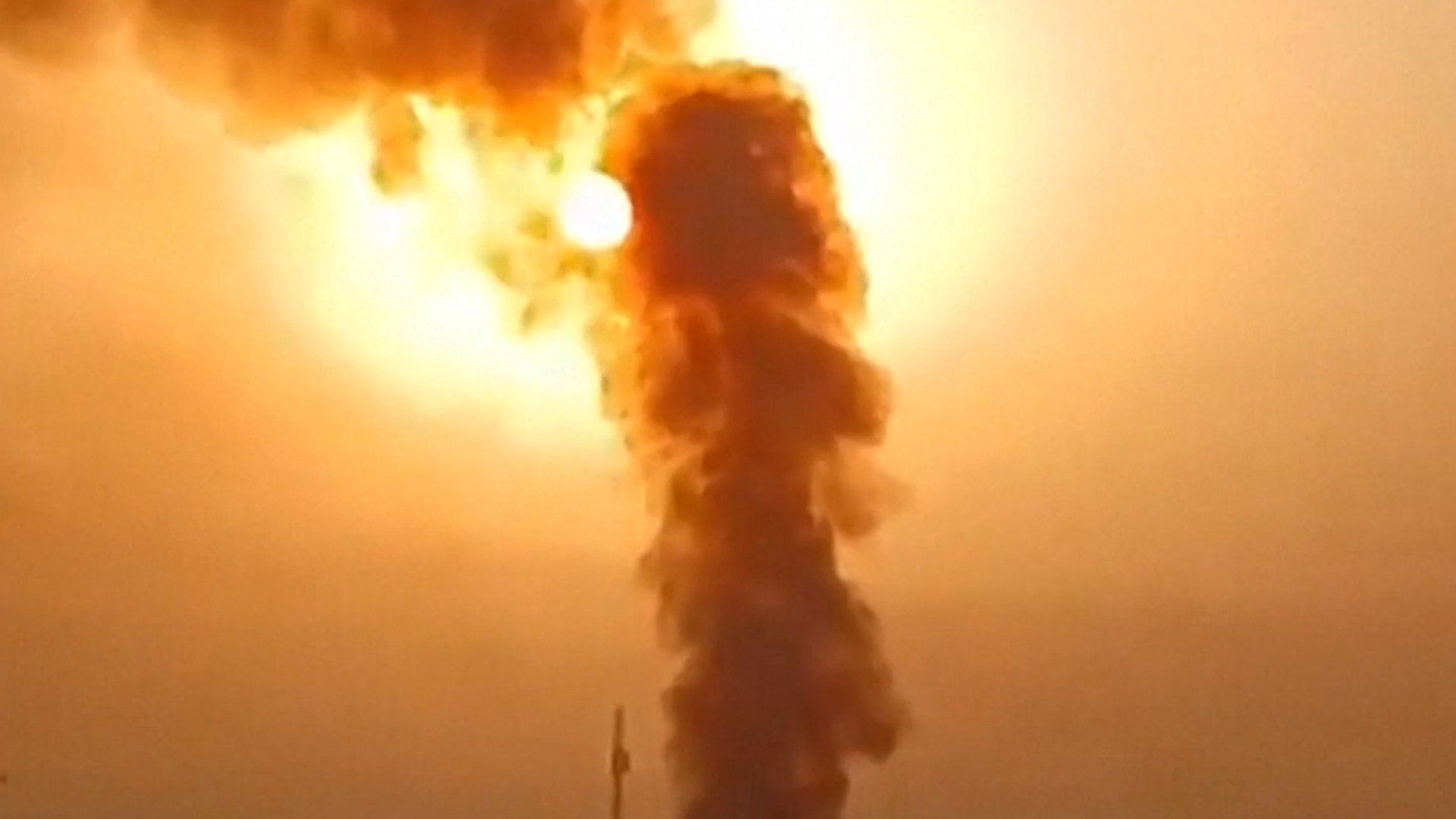 You are currently viewing Smoke rises over southern Iran after renewed US attacks | US-Israel war on Iran