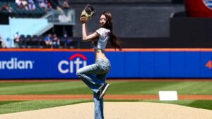 Read more about the article Mets trot out a Korean pop star with an amazing windup for first pitch duties, Wemby plays soccer & Rosie