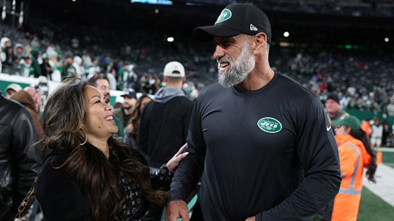 You are currently viewing Falcons coordinator Jeff Ulbrich’s wife dead after battle with cancer