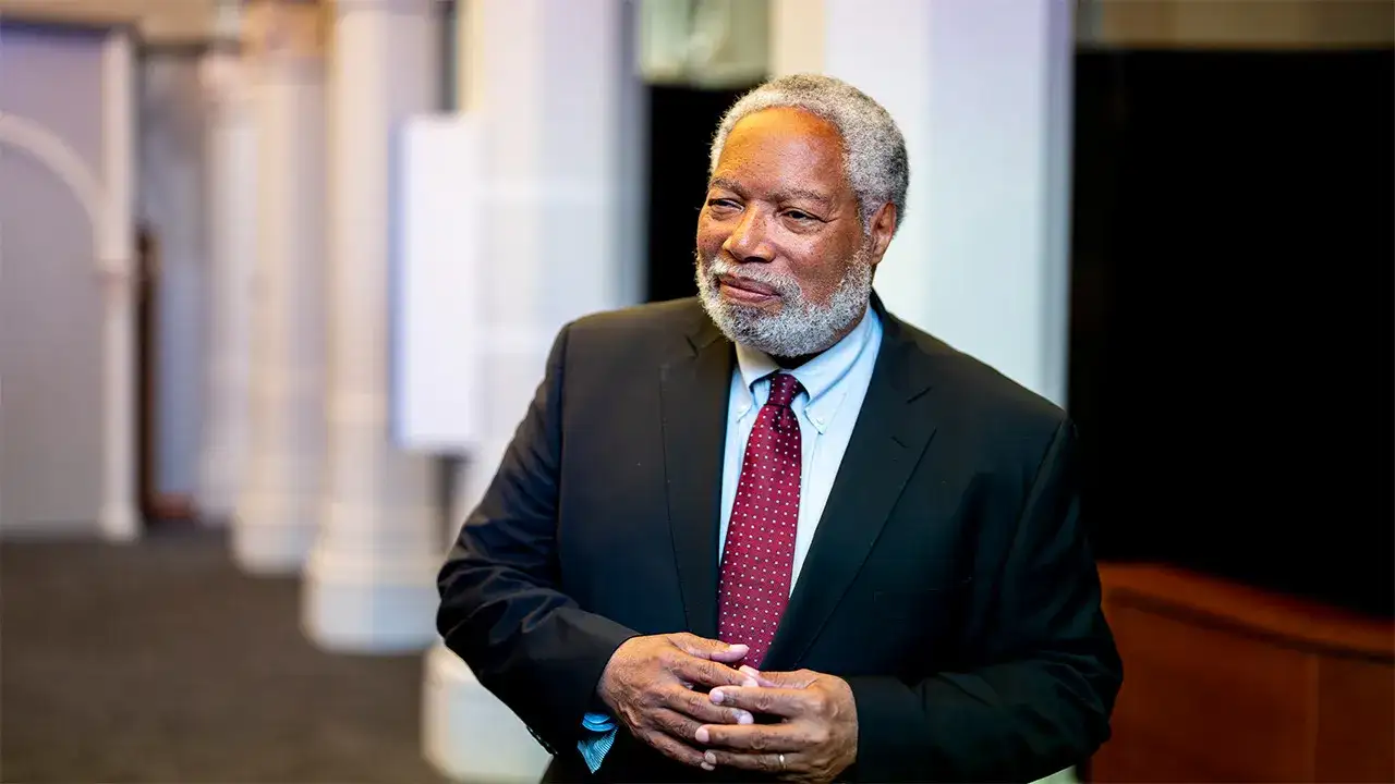 You are currently viewing Lonnie Bunch earned $4.4M while promoting DEAI at the Smithsonian