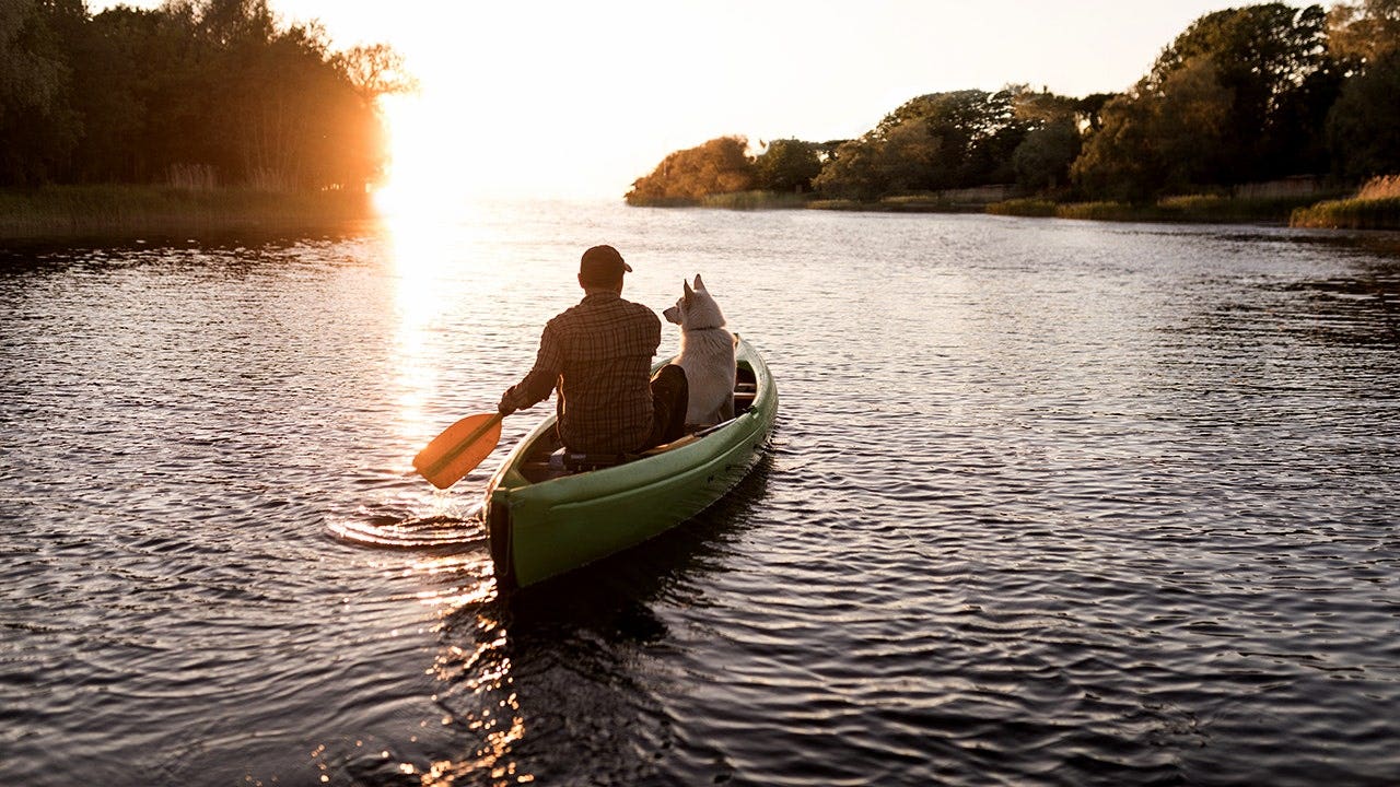 You are currently viewing Cancer survivor paddles 2,000-mile Missouri River trip with his dog