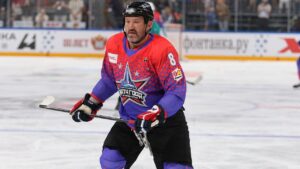 Read more about the article Washington Capitals star Alex Ovechkin crashes a couple’s wedding photo shoot on a hotel staircase