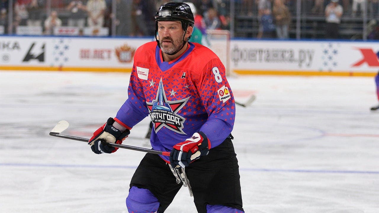 You are currently viewing Washington Capitals star Alex Ovechkin crashes a couple’s wedding photo shoot on a hotel staircase