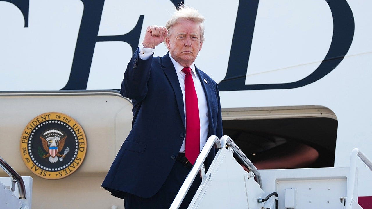 You are currently viewing Trump flexes power in Arizona primaries as Democrats dodge far-left upset