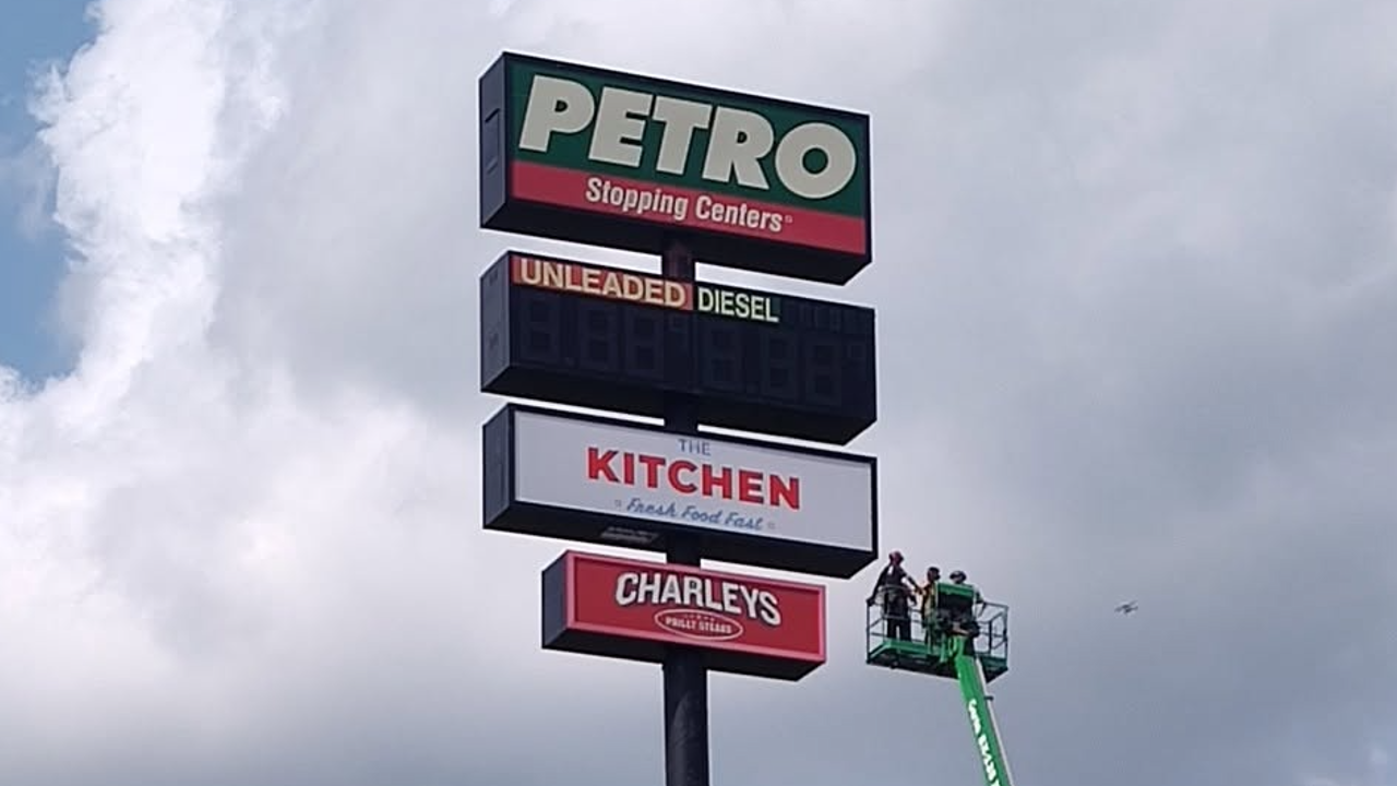 You are currently viewing Wilmington maintenance worker rescued from 130-foot gas station sign