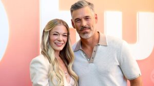Read more about the article LeAnn Rimes shares naked hot tub photo with husband Eddie Cibrian