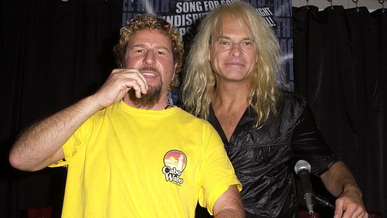 You are currently viewing David Lee Roth’s tour cancellation draws public support from Sammy Hagar